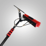 BROSSE À PERCHE TÉLESCOPIQUE ALIMENTÉE EN EAU AVEC RACLEUR